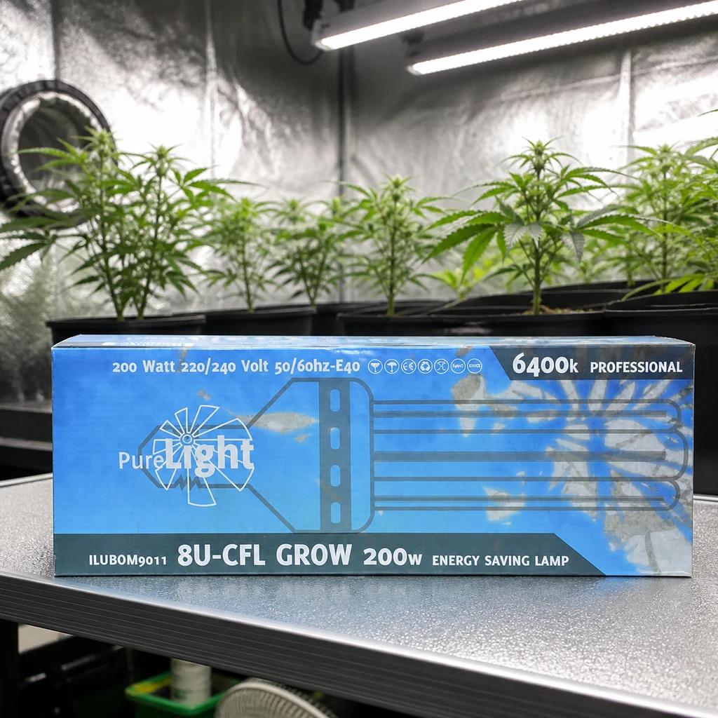 Caja azul de lámpara Pure Light 8U-CFL Grow, rotulada 200 W y 6400 K, sobre una mesa frente a plantas bajo luces en un armario de cultivo.