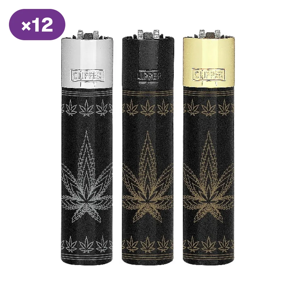 Tres modelos de encendedor Clipper negros con hojas de cannabis y cabezales plateado, negro y dorado; distintivo «×12» en la esquina.