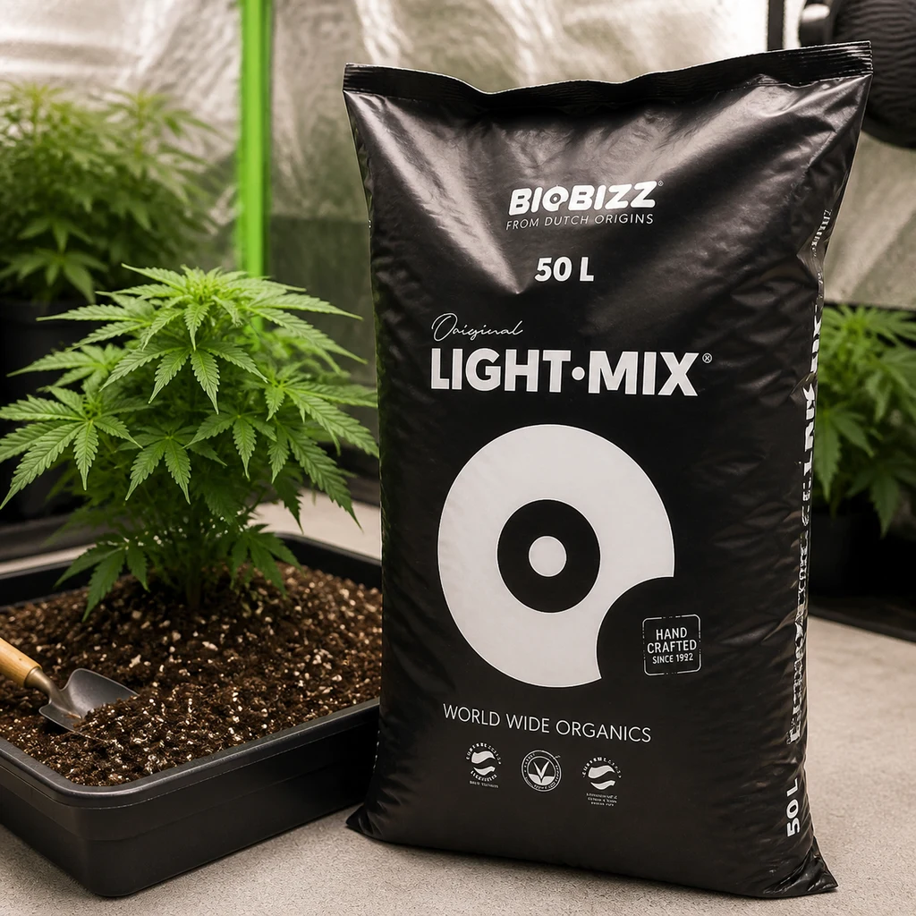 Saco negro de BioBizz Light·Mix con la indicación 50 L, junto a una bandeja con sustrato, una pala y una planta en un armario de cultivo. Saco negro de BioBizz Light·Mix con la indicación 50 L, junto a una bandeja con sustrato, una pala y una planta en un armario de cultivo.