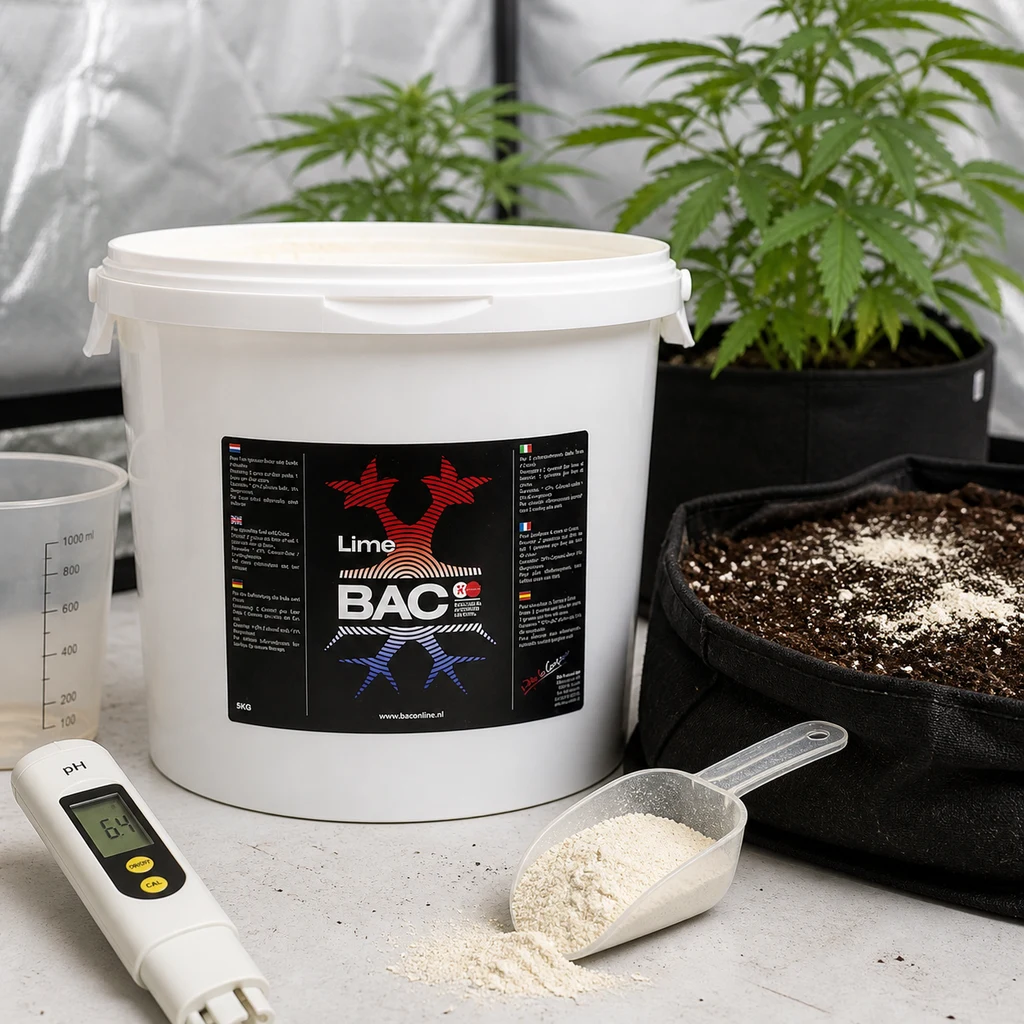 Cubo blanco BAC Lime junto a una pala con polvo claro, un medidor de pH y una maceta con polvo sobre el sustrato; plantas al fondo.