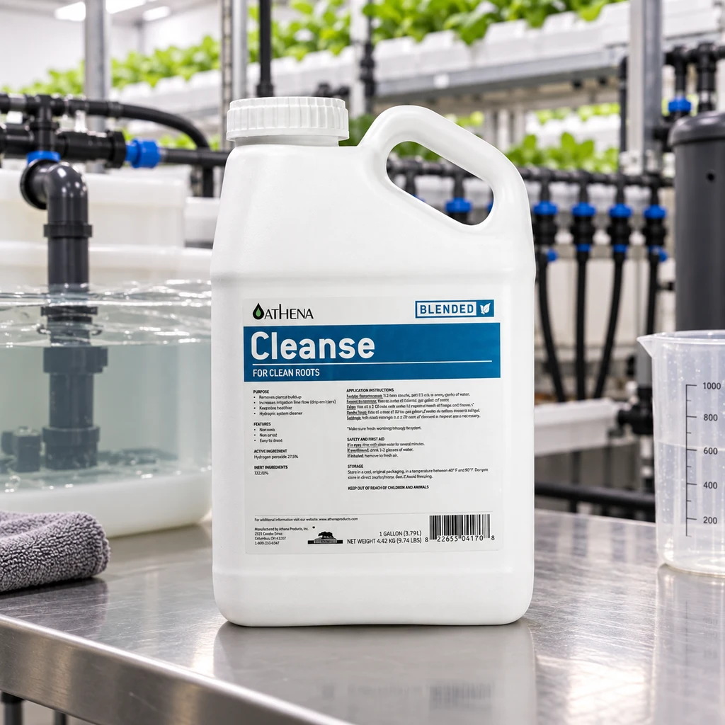 Garrafa blanca de Athena Cleanse con asa y etiqueta azul, sobre una mesa junto a un depósito de agua y tuberías de cultivo. Garrafa blanca de Athena Cleanse con asa y etiqueta azul, sobre una mesa junto a un depósito de agua y tuberías de cultivo.