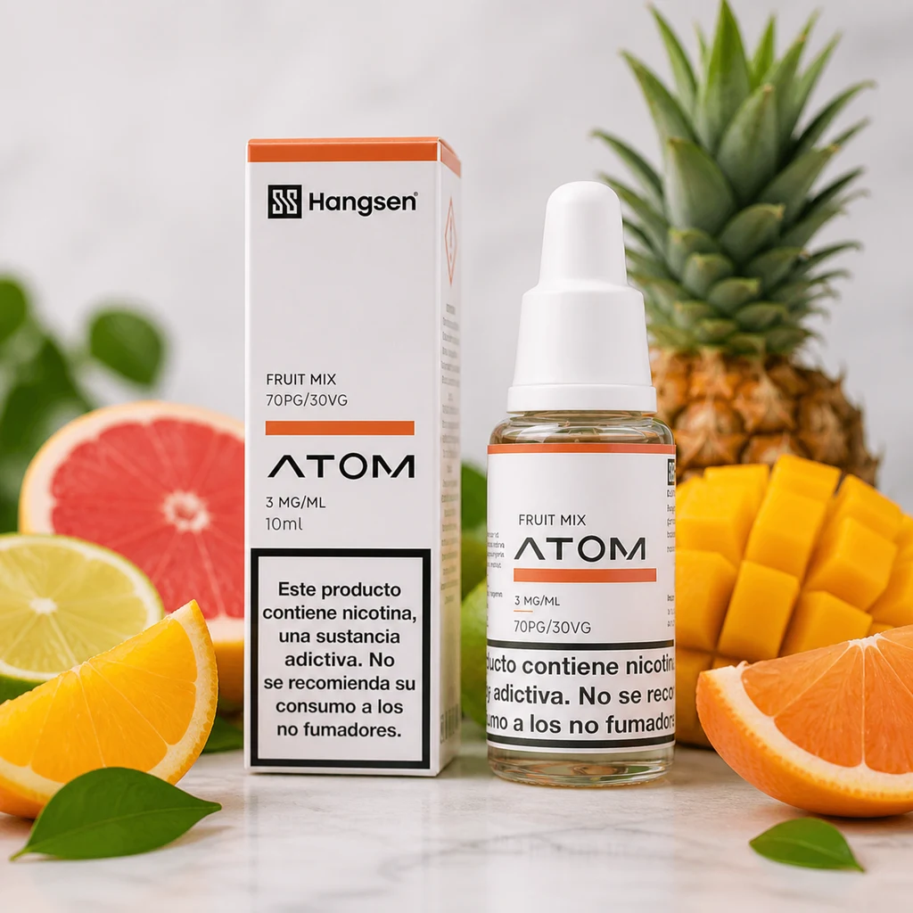 Frasco y caja de Hangsen ATOM Fruit Mix de 3 mg/ml, rodeados de cítricos cortados, dados de mango y una piña en una escena generada.