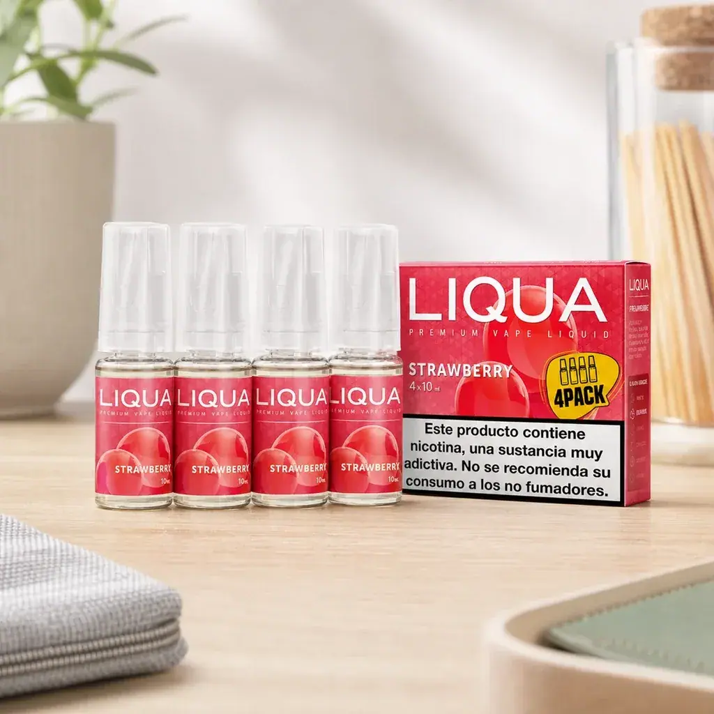 Frascos de líquido Liqua Strawberry junto a una caja roja marcada «4PACK», con advertencia sobre nicotina, sobre una mesa.