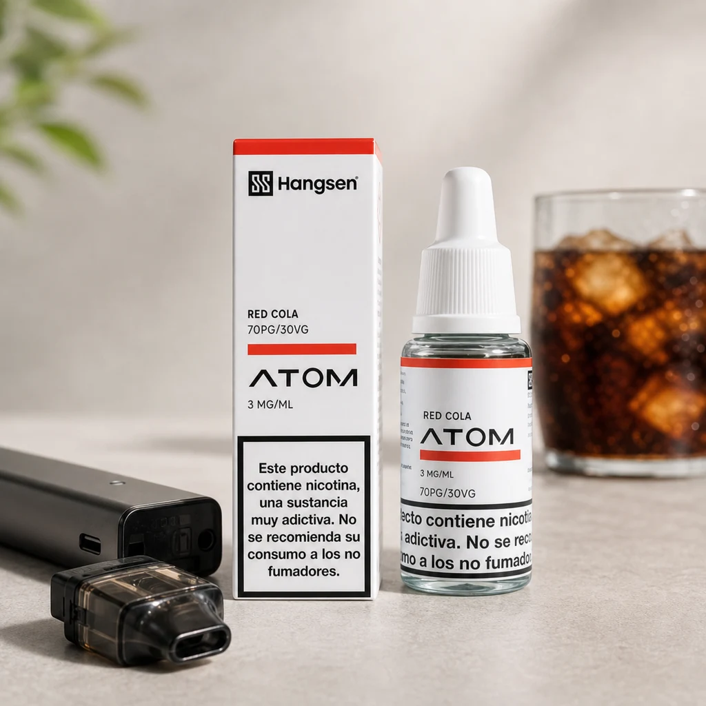 Frasco y caja Hangsen Atom Red Cola con etiqueta de 3 mg/ml y 70PG/30VG, junto a un dispositivo de vapeo y un vaso de cola con hielo.