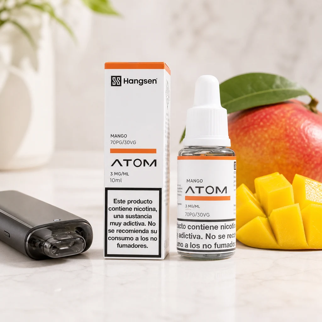 Escena generada de Hangsen Atom Mango con frasco y caja rotulados 3 mg/ml, un dispositivo de vapeo y mango entero y cortado.