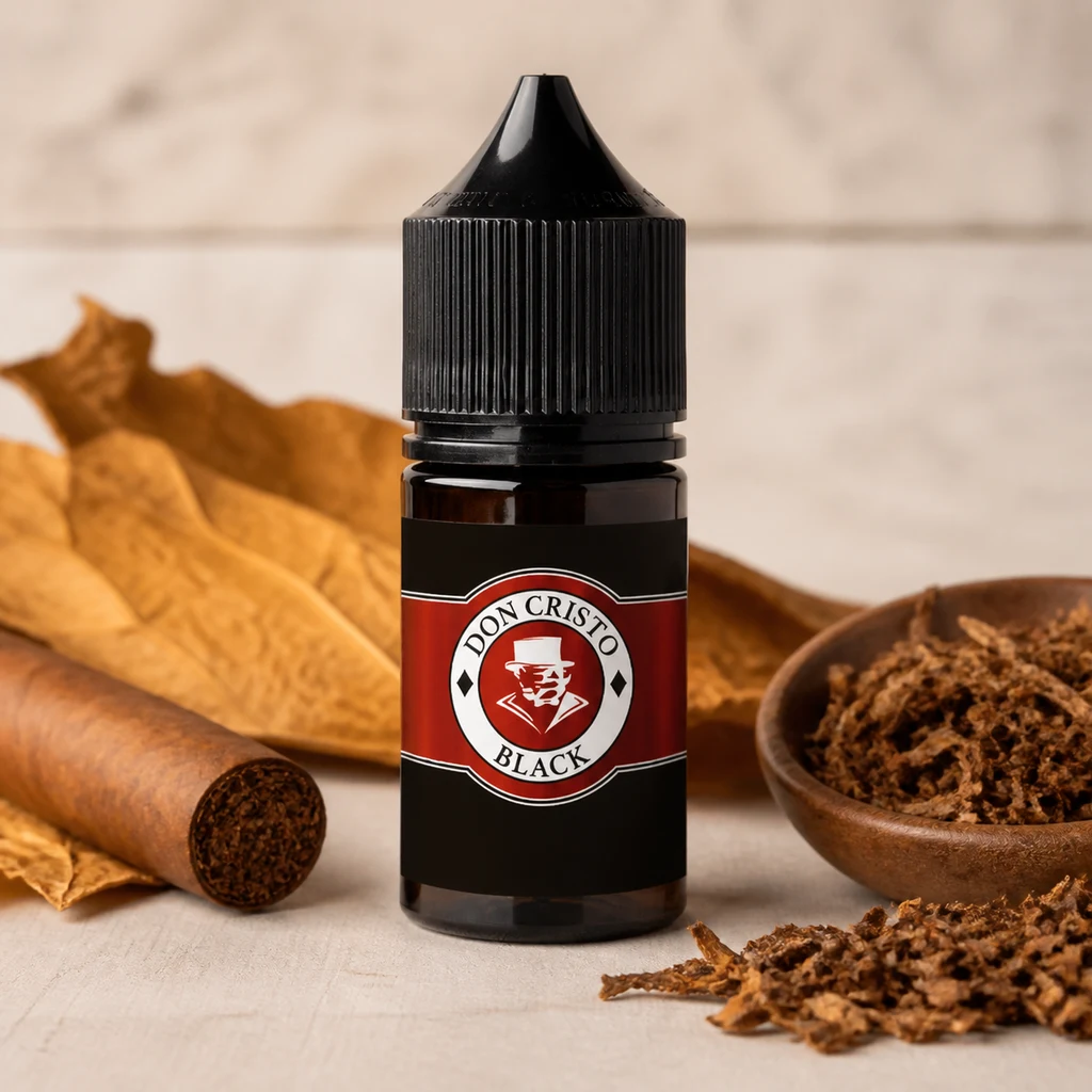Escena generada de un frasco Don Cristo Black con etiqueta roja y negra, junto a un puro, hojas secas y tabaco desmenuzado.