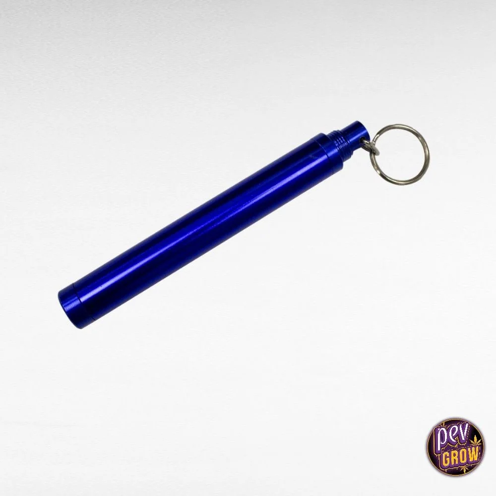 Llavero porta-porros de aluminio azul, con cuerpo tubular alargado y anilla metálica, colocado en diagonal sobre fondo blanco.