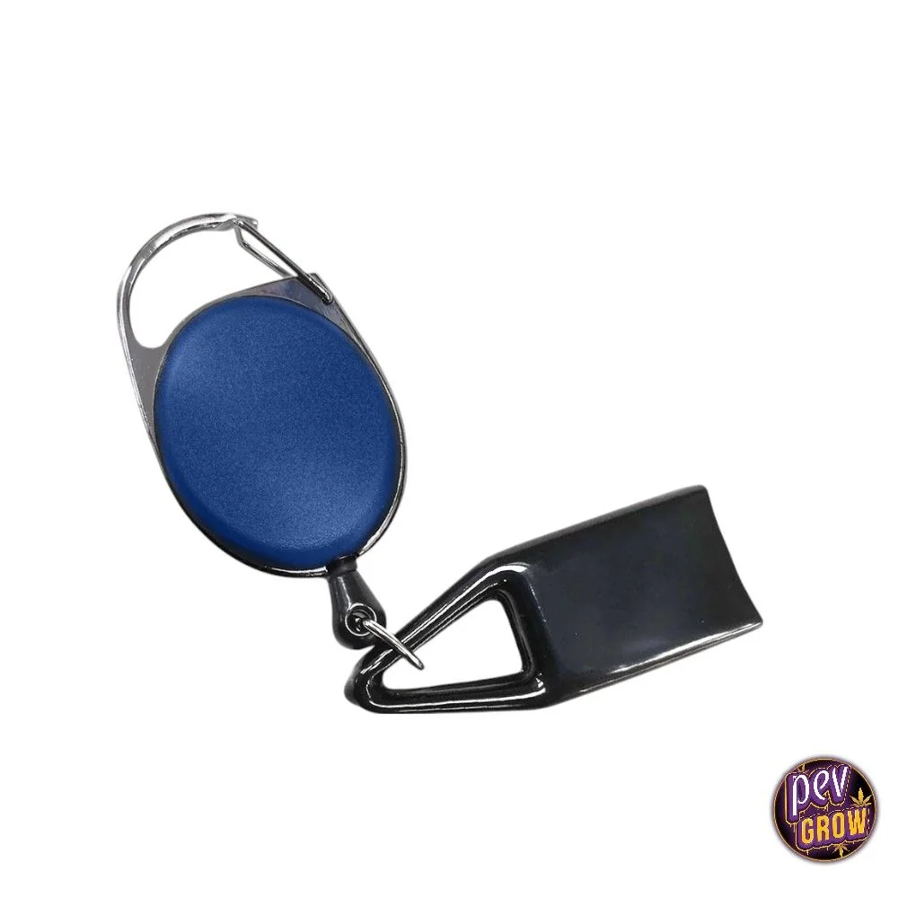 Llavero extensible para encendedor Clipper, con cuerpo ovalado azul, mosquetón plateado y soporte negro unidos por una anilla.