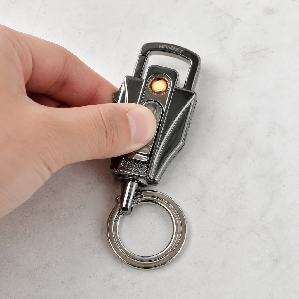 Una mano acciona un encendedor cromado con llavero; la espiral aparece iluminada en naranja y se lee HONEST en la parte superior.