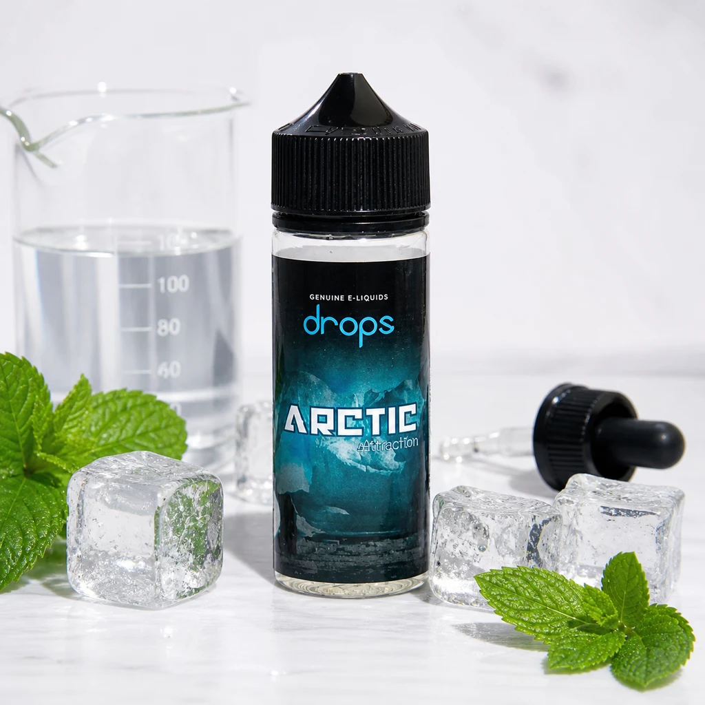 Frasco Drops Arctic Attraction con tapón negro y etiqueta azul, junto a hielo, hojas de menta, un vaso graduado y un cuentagotas.