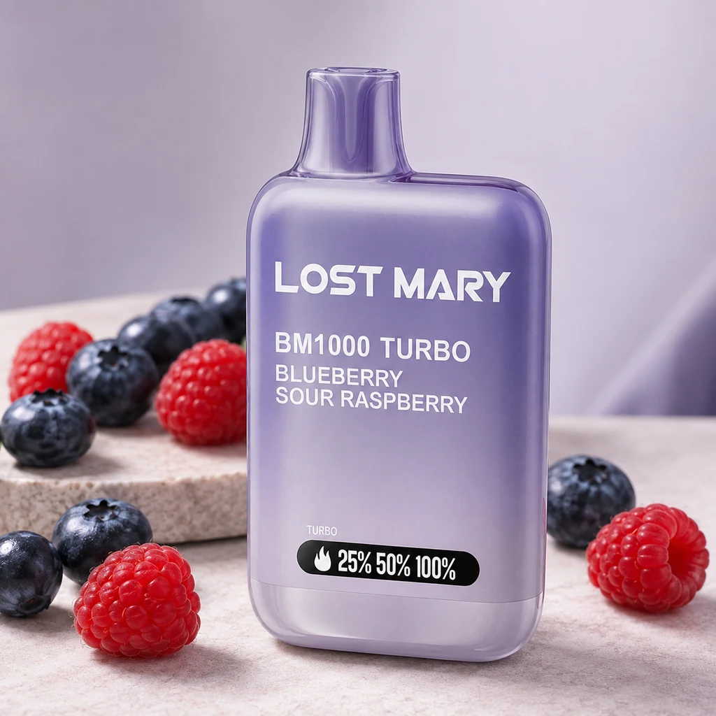 Lost Mary BM1000 Turbo Blueberry Sour Raspberry de color violeta, en posición vertical entre arándanos y frambuesas sobre una superficie clara.