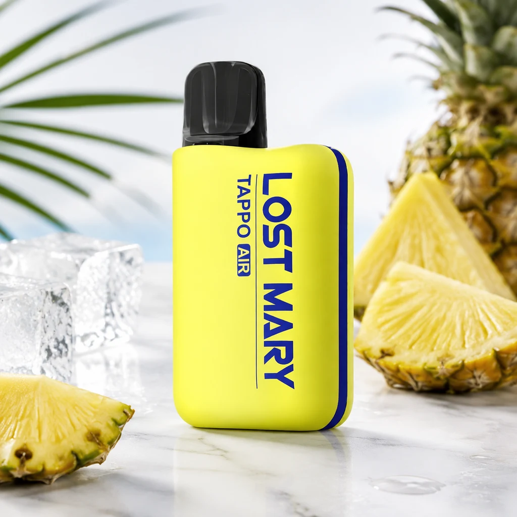Escena generada del Lost Mary Tappo Air amarillo con boquilla negra, rodeado de trozos de piña y cubitos de hielo.