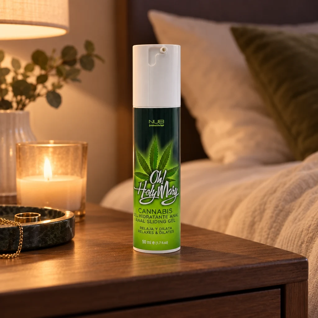 Gel íntimo Oh! Holy Mary en envase verde con dosificador blanco, sobre una mesita junto a una vela encendida y una cama.