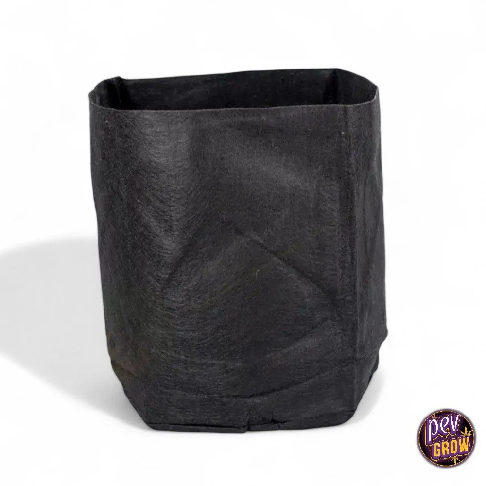 Maceta de geotextil negra, vacía y abierta, con paredes flexibles, costuras verticales y base cuadrada sobre fondo blanco.