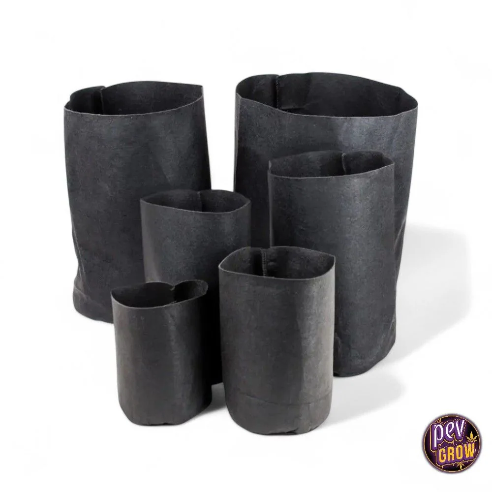 Macetas Root Tex Pot negras y flexibles de distintos tamaños, vacías y agrupadas sobre fondo blanco.