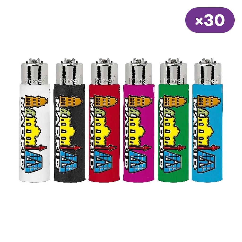 Seis encendedores Clipper con fundas de distintos colores y dibujos de monumentos de Madrid, junto a un distintivo ×30.
