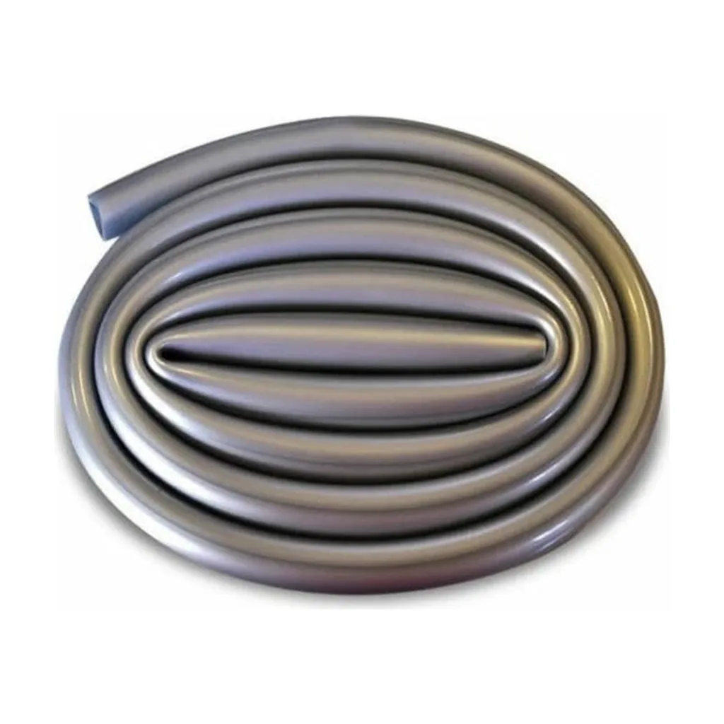 Manguera de silicona plateada para shisha, enrollada en vueltas ovaladas sobre fondo blanco, con un extremo abierto visible.