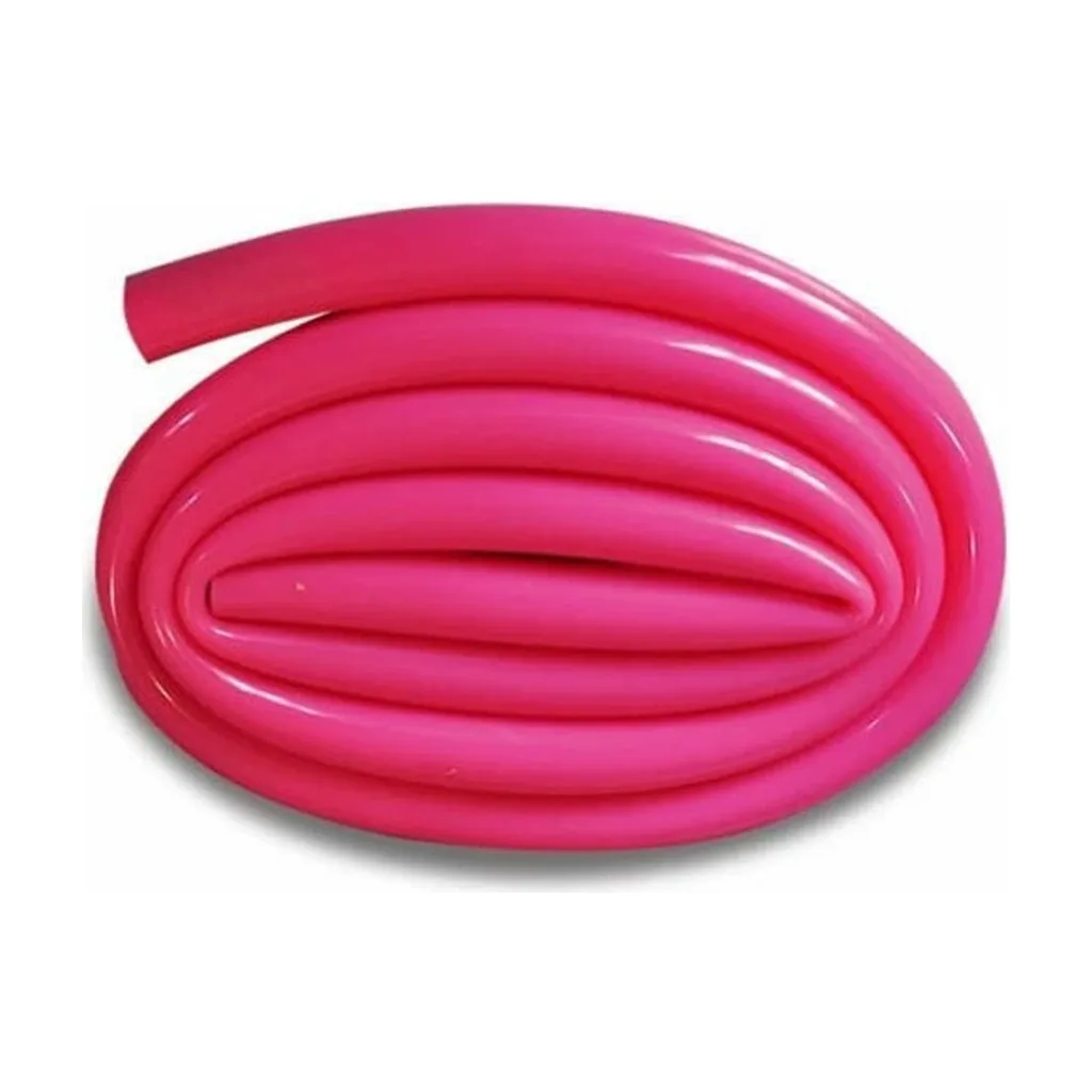 Manguera de silicona para shisha de color rosa intenso, enrollada en varias vueltas sobre fondo blanco.