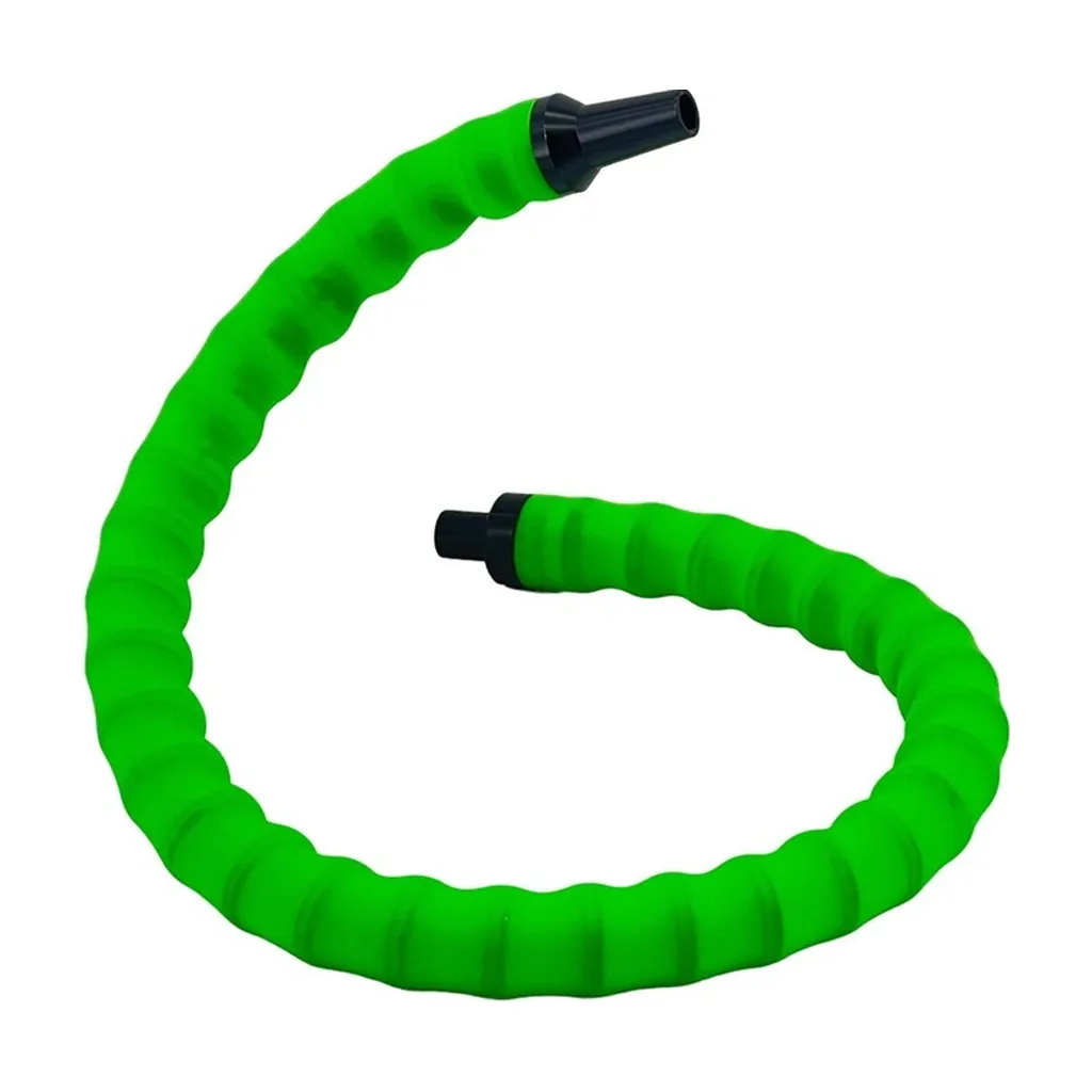 Manguera Gamer verde curvada, con cuerpo de relieve ondulado y terminales negros, sobre fondo blanco.