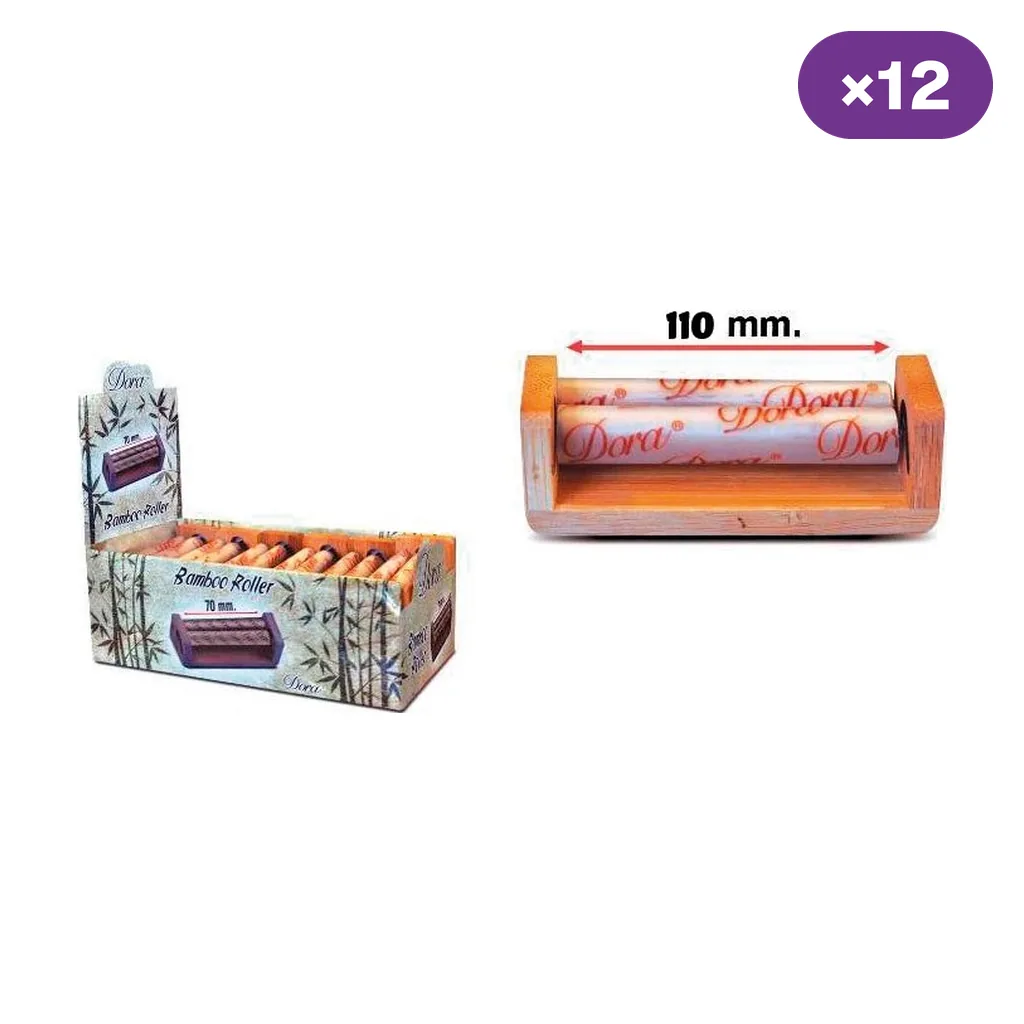 Máquina de liar Dora de bambú con rodillos claros, junto a un expositor con varias unidades y un distintivo «×12». Máquina de liar Dora de bambú con rodillos claros, junto a un expositor con varias unidades y un distintivo «×12».