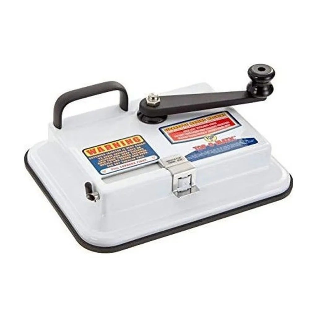 Máquina entubadora Top Matic blanca, con palanca negra superior, asa lateral y cierre metálico frontal, vista en perspectiva. Máquina entubadora Top Matic blanca, con palanca negra superior, asa lateral y cierre metálico frontal, vista en perspectiva.