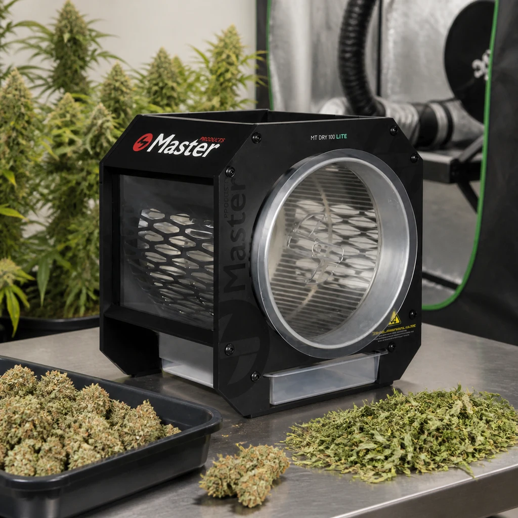 Master Trimmer MT Dry 100 Lite con carcasa negra y tambor circular visible, sobre una mesa con cogollos y restos vegetales.