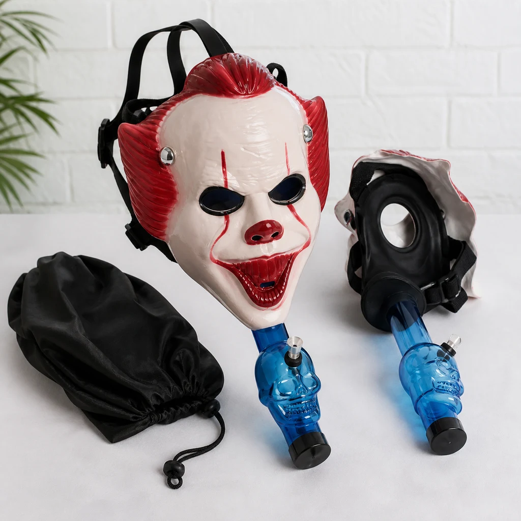 Escena generada con dos máscaras de payaso, una frontal y otra mostrando el interior, conectadas a bongs azules, junto a una bolsa negra.