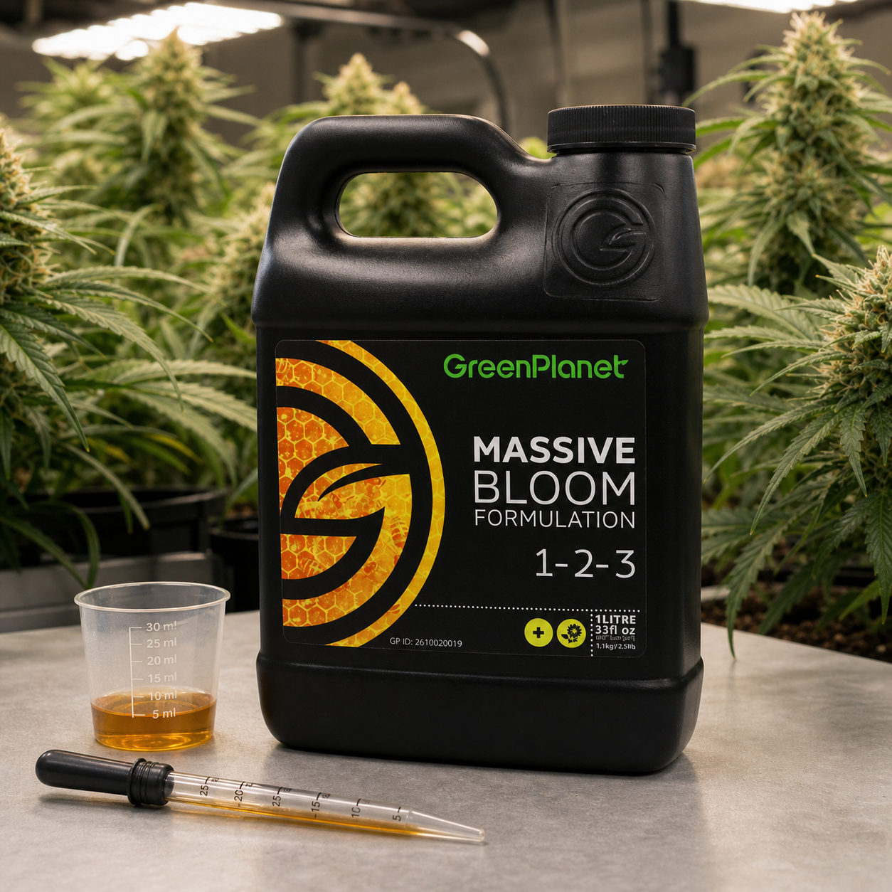 Garrafa negra de Massive Bloom GreenPlanet con etiqueta 1-2-3, junto a un vaso medidor y una pipeta, con plantas de cannabis al fondo.