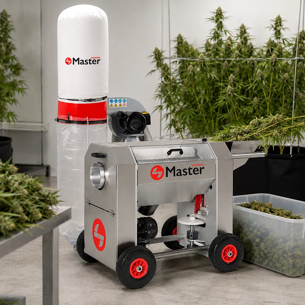 Master Trimmer Tumbler 500 con ruedas, depósito vertical y bandeja con ramas de cannabis en una sala de cultivo.