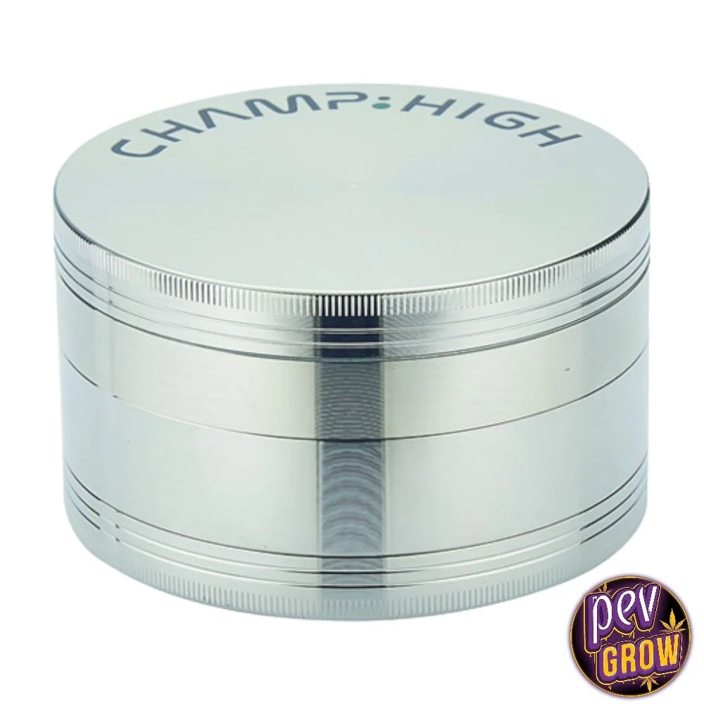 Grinder cilíndrico plateado cerrado, con varias secciones, bordes estriados y la inscripción «CHAMP HIGH» en la tapa.