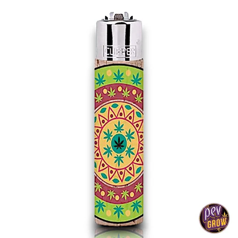 Encendedor Clipper con funda de corcho decorada con un mandala y hojas de cannabis en verde, amarillo y rojo, sobre fondo blanco.