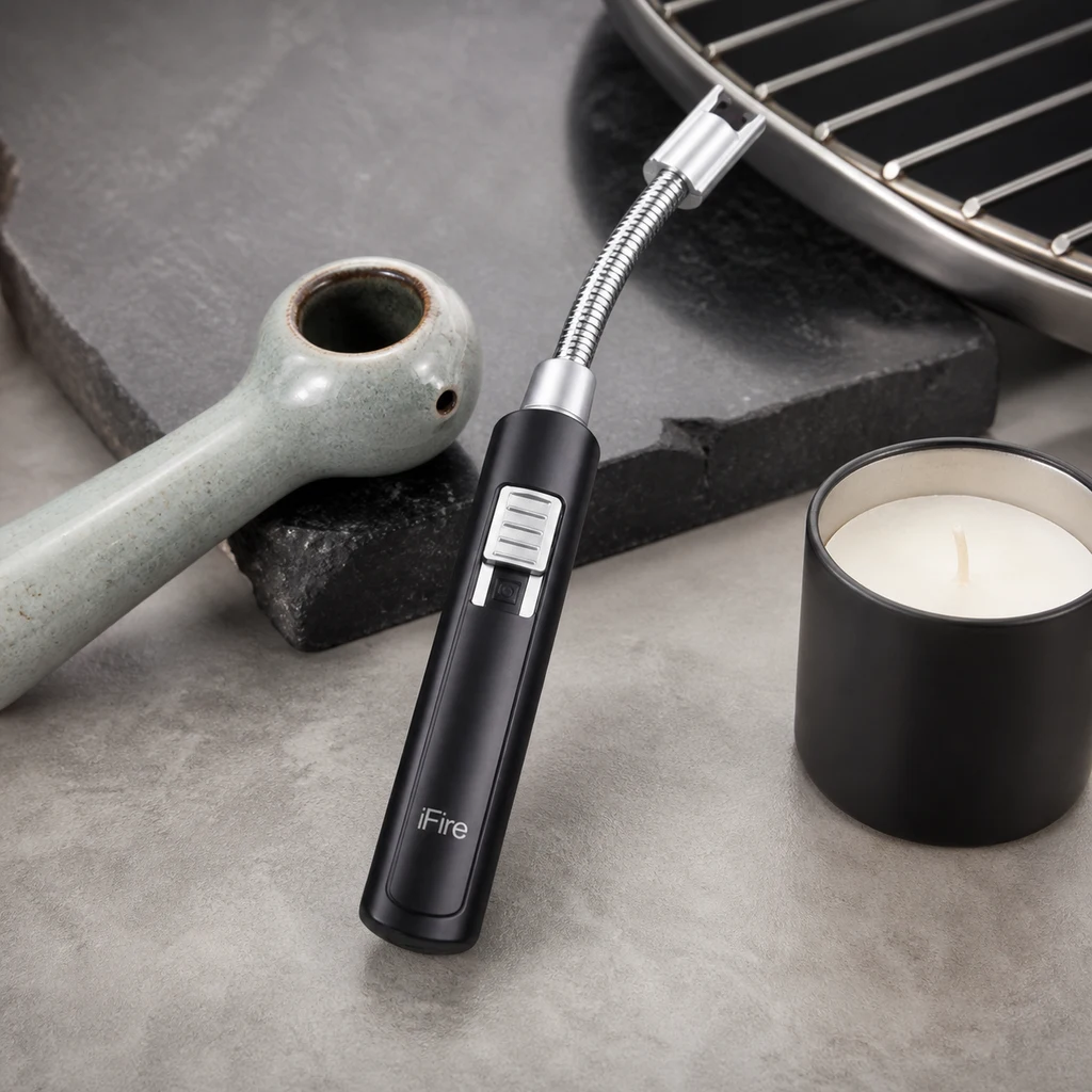 Encendedor negro iFire con cuello flexible plateado, junto a una pipa gris, una vela apagada y parte de una parrilla.