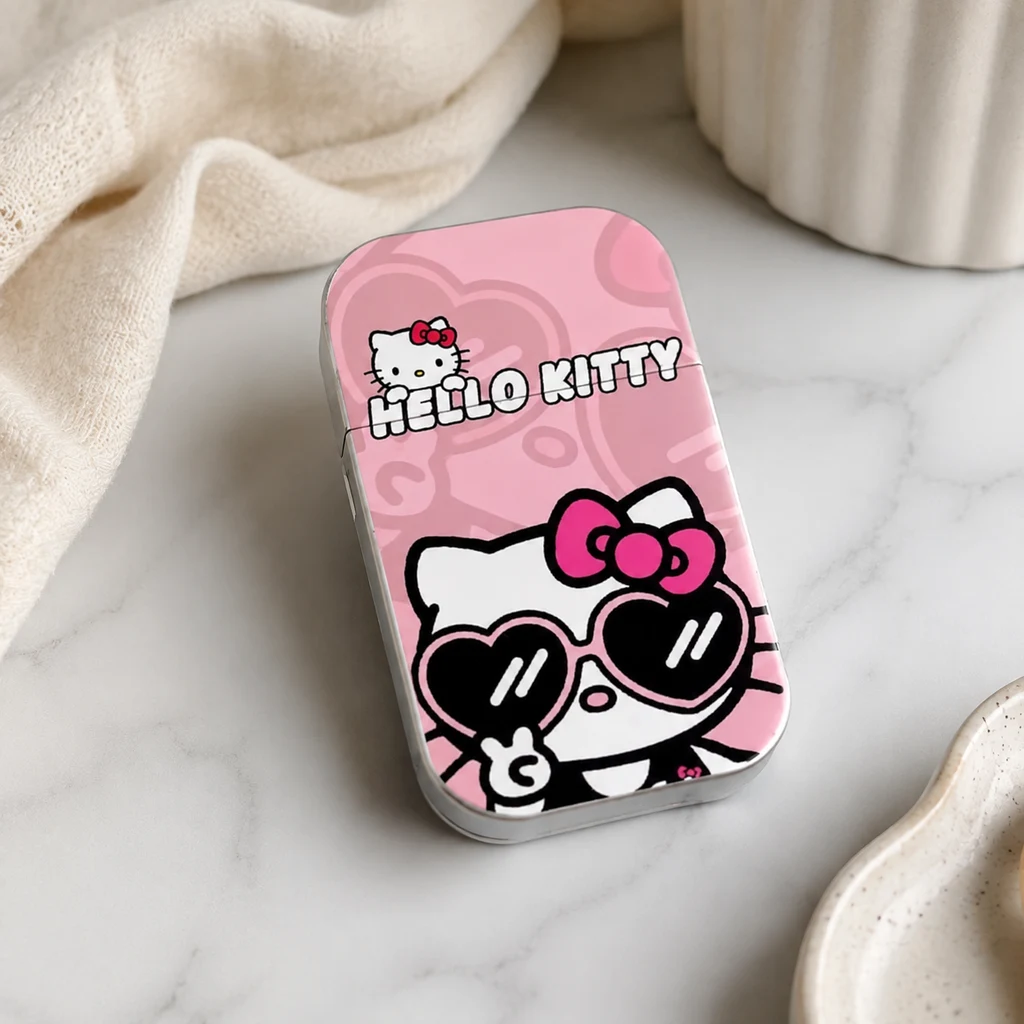 Mechero rosa Hello Kitty Coqueta cerrado, decorado con un lazo fucsia y gafas de corazón, sobre una superficie clara.