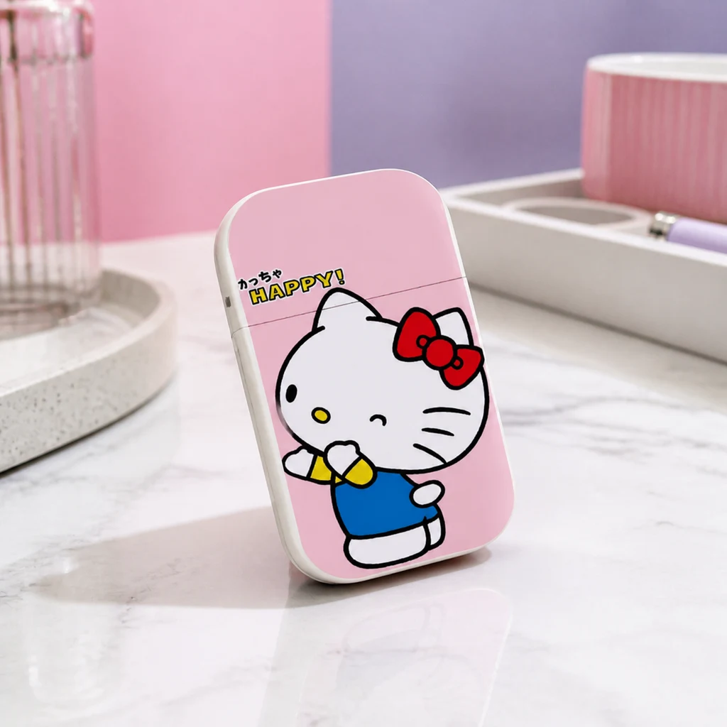 Encendedor rosa de esquinas redondeadas con Hello Kitty, lazo rojo y texto «HAPPY!», apoyado sobre una superficie blanca con accesorios al fondo.