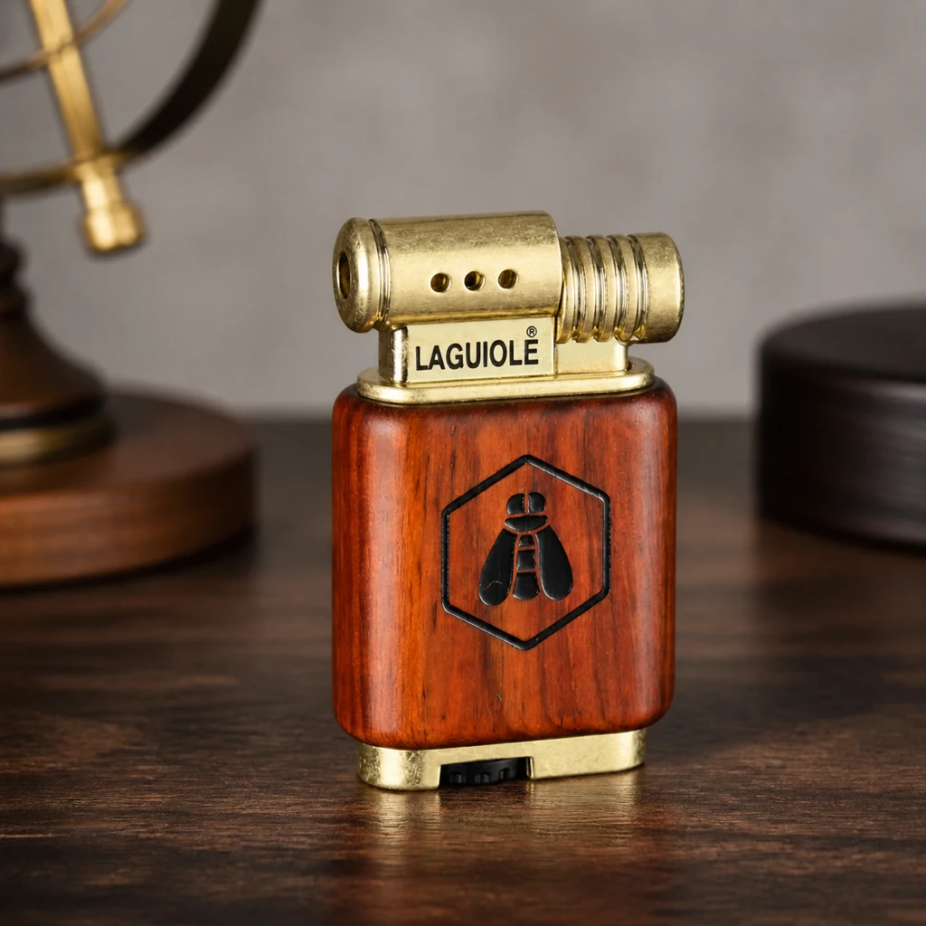 Encendedor Laguiole Woody sobre una mesa de madera, con cuerpo rojizo, emblema de abeja negro y cabezal dorado.