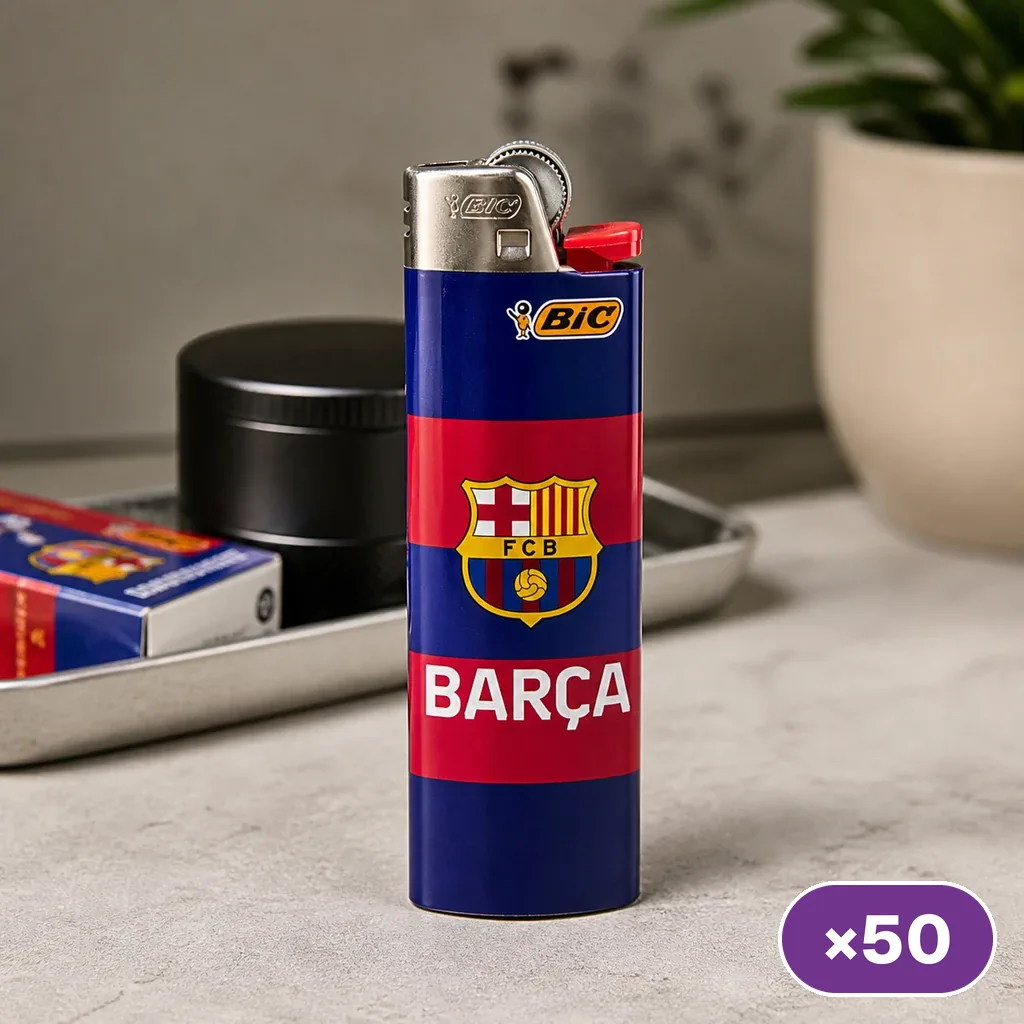 Encendedor BIC azul y rojo con escudo del FC Barcelona y texto «BARÇA», de pie sobre una mesa, con distintivo «×50». Encendedor BIC azul y rojo con escudo del FC Barcelona y texto «BARÇA», de pie sobre una mesa, con distintivo «×50».