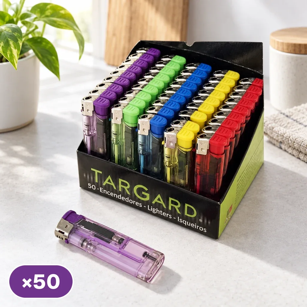 Expositor TG con encendedores transparentes de varios colores y una unidad morada tumbada delante; distintivo «×50».