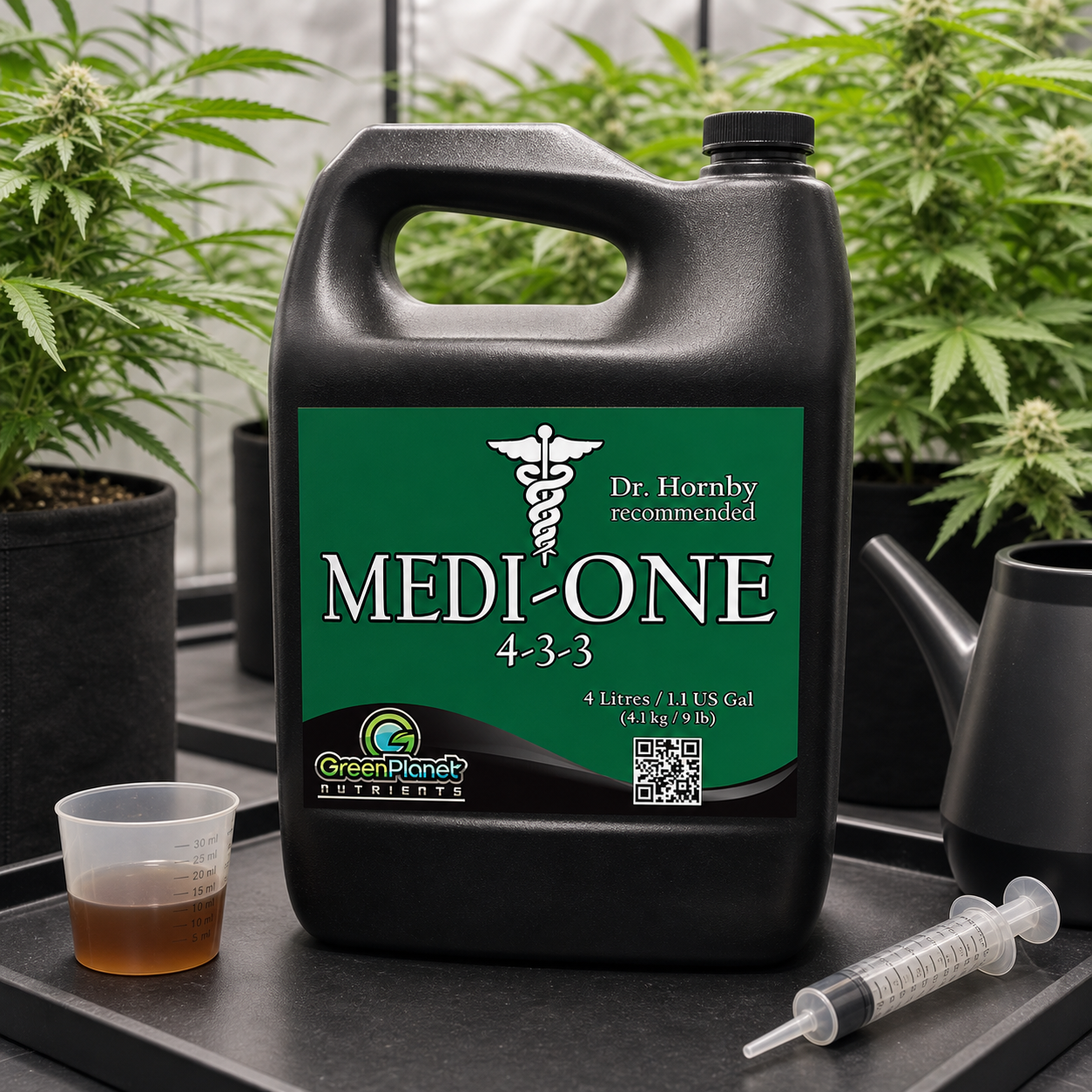 Garrafa negra de Medi One Green Planet 4-3-3 junto a un vaso dosificador y una jeringa, con plantas al fondo. Garrafa negra de Medi One Green Planet 4-3-3 junto a un vaso dosificador y una jeringa, con plantas al fondo.