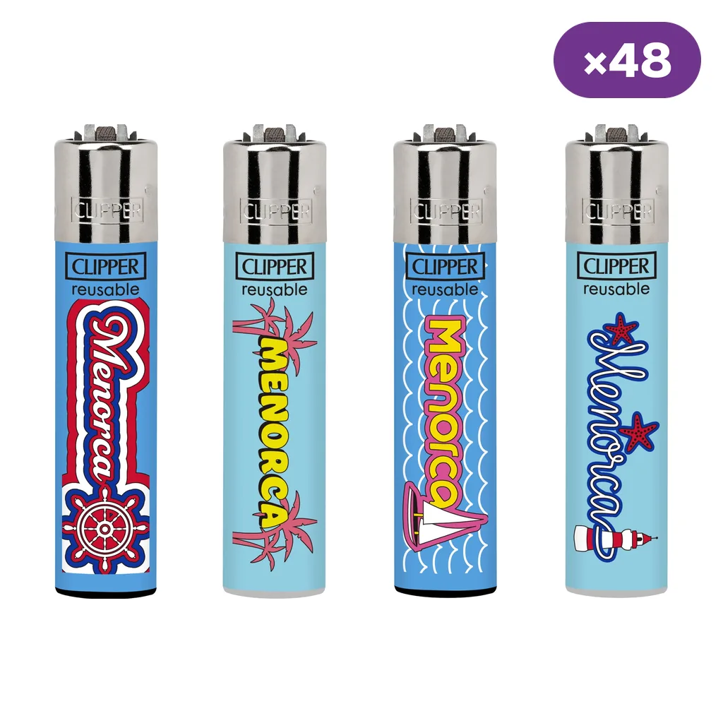 Selección de encendedores Clipper Menorca en tonos azules, con distintos diseños de timón, palmeras, velero y faro sobre fondo blanco.