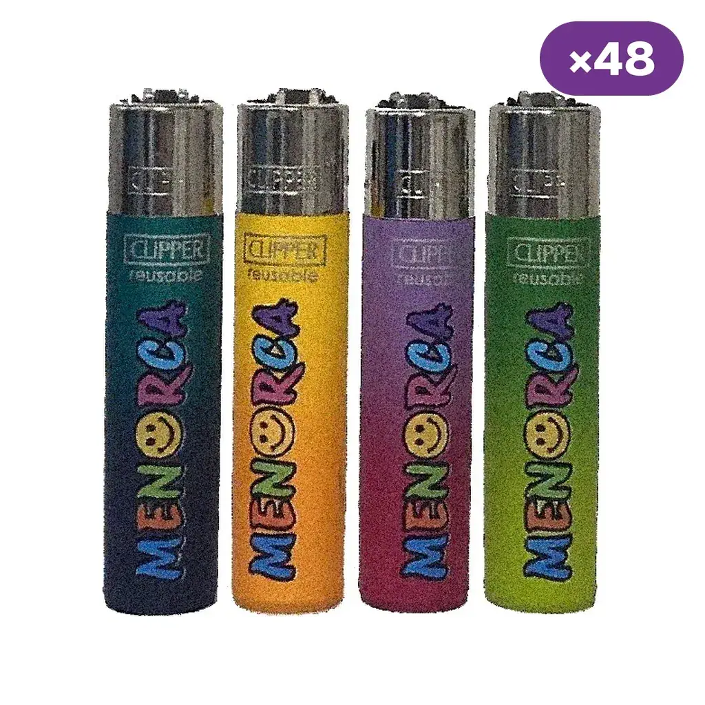 Cuatro diseños de encendedores Clipper con degradados de colores y el texto Menorca con una cara sonriente; distintivo ×48.