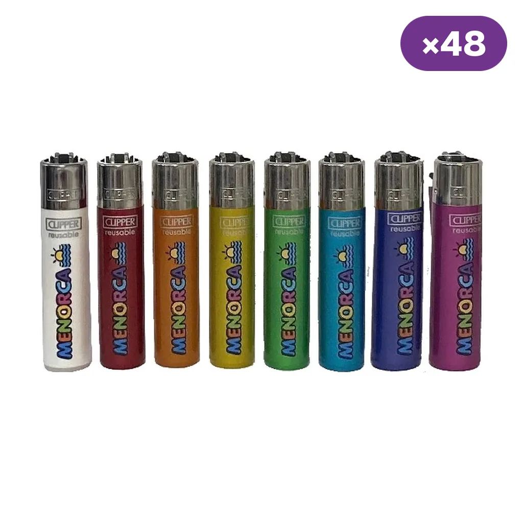 Ocho encendedores Clipper de distintos colores alineados, con la palabra «MENORCA» y un pequeño sol; distintivo «×48» arriba.