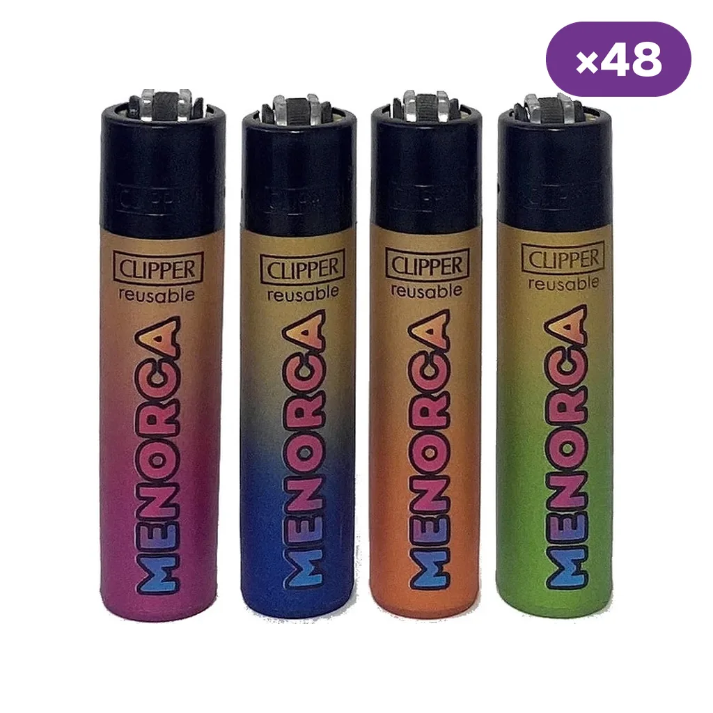 Encendedores Clipper con la palabra «Menorca» en vertical, cuerpos con distintos degradados de color y cabezales negros; distintivo «×48».