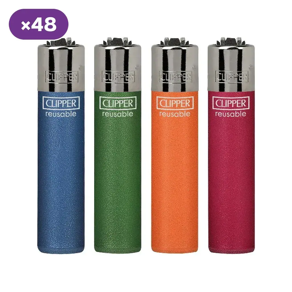 Selección de encendedores Clipper Metallic Fluo en azul, verde, naranja y fucsia, alineados sobre fondo blanco con el distintivo ×48.