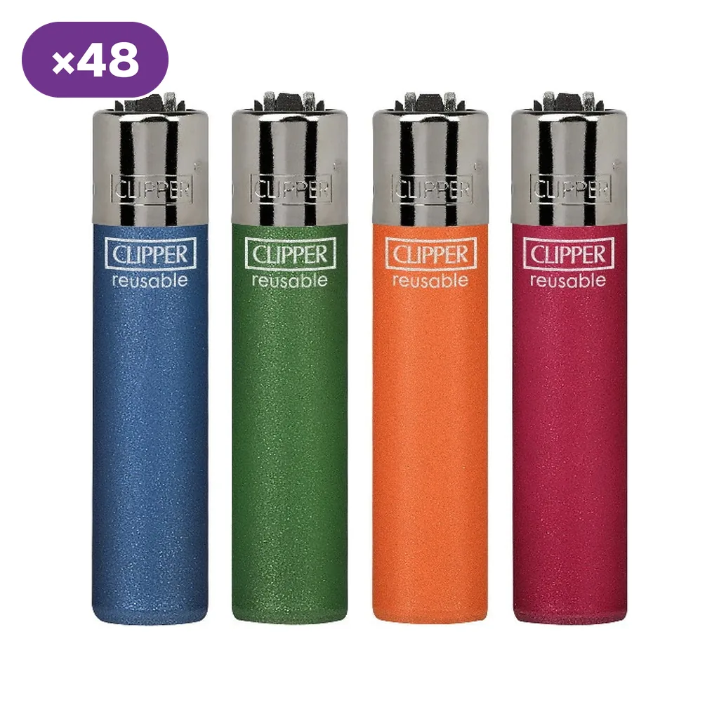 Selección de encendedores Clipper Metallic Fluo en azul, verde, naranja y fucsia, alineados sobre fondo blanco con el distintivo ×48.