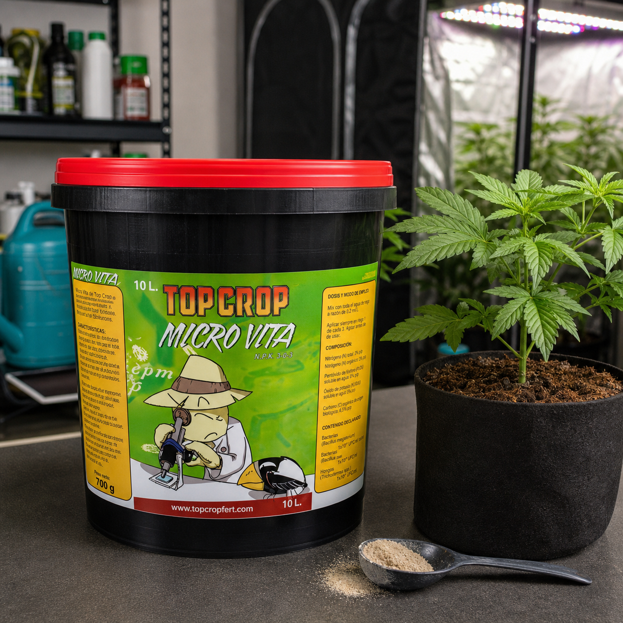 Cubo negro de Micro Vita Top Crop con tapa roja, junto a una planta en maceta textil y una cuchara con polvo beige.