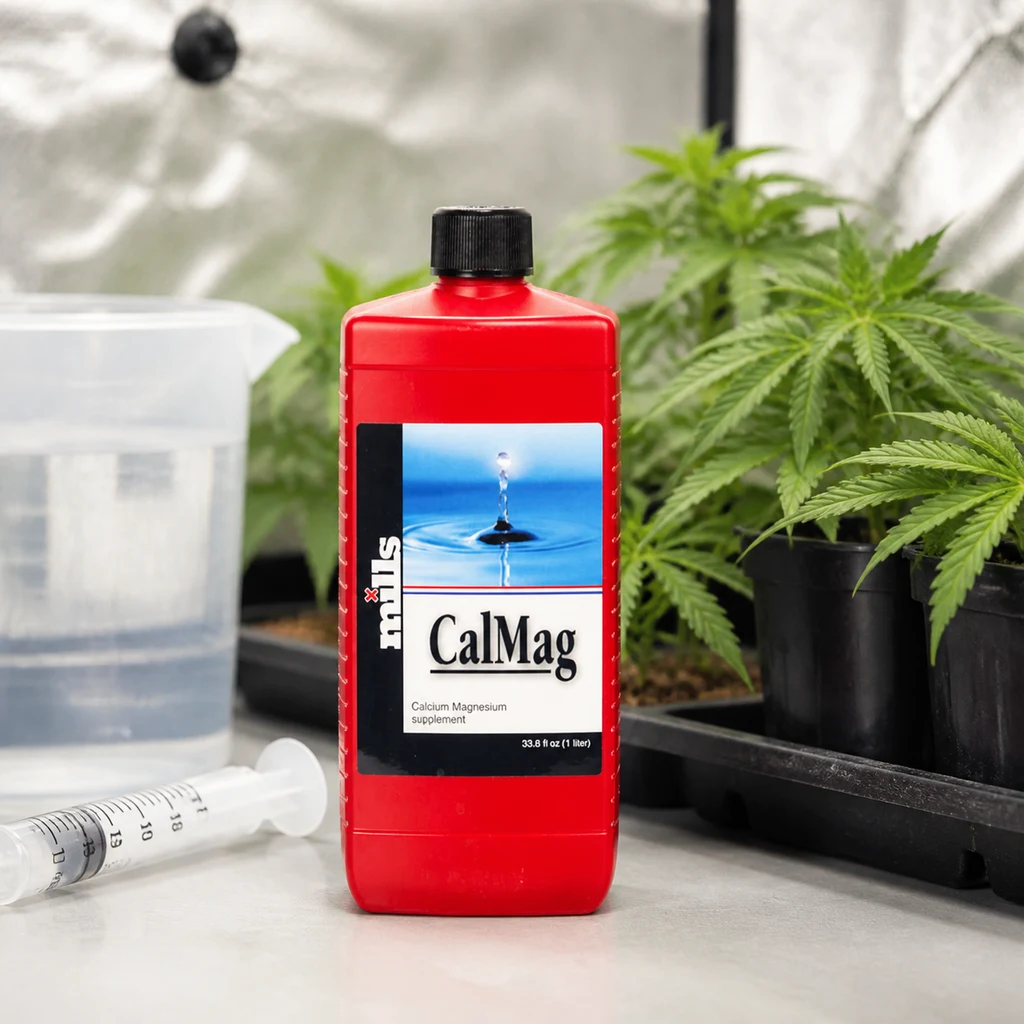 Botella roja de Mills CalMag con tapón negro, junto a una jarra con líquido y una jeringa, con plantas de cannabis al fondo.