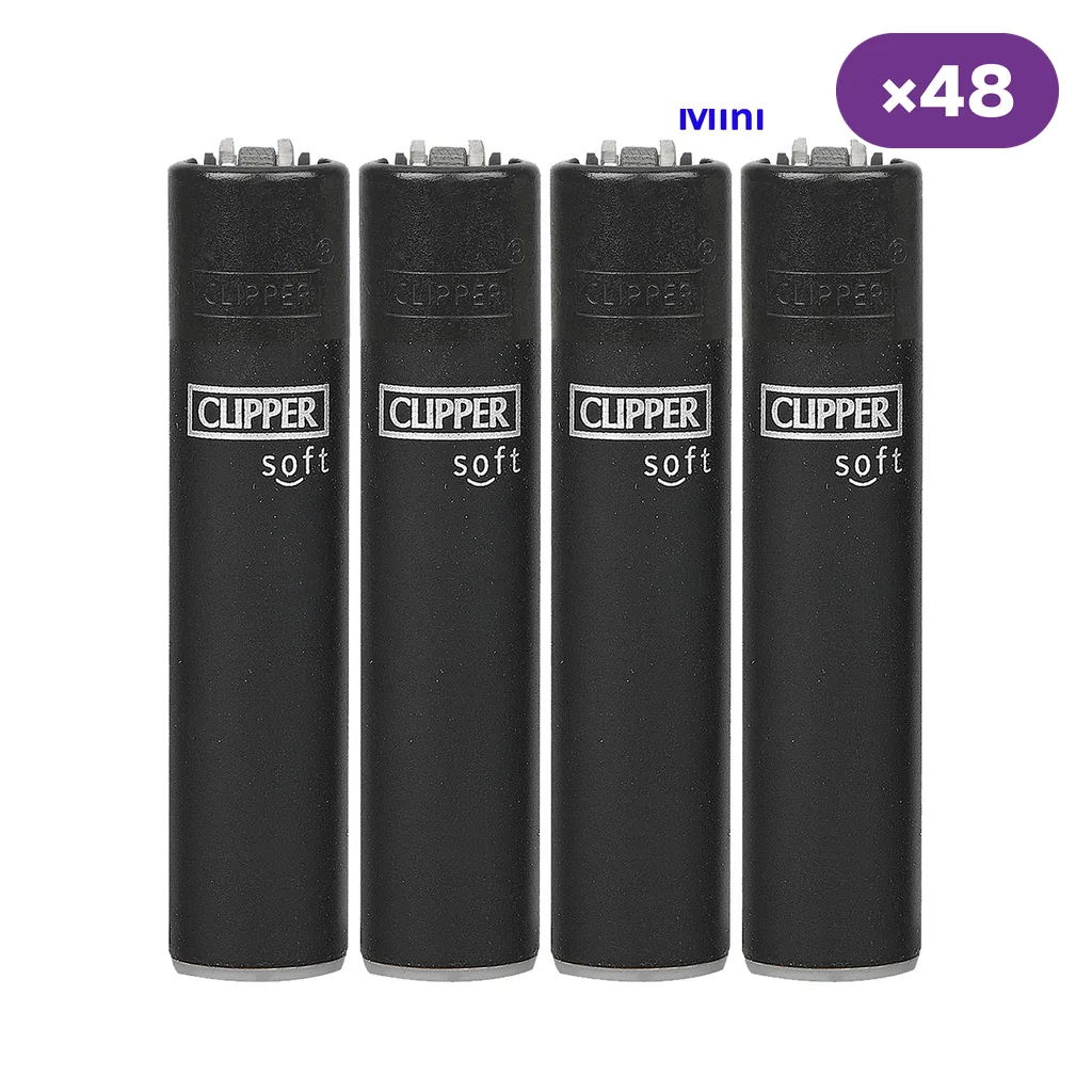 Cuatro encendedores negros Mini Clipper Soft alineados sobre fondo blanco, con logotipos blancos y un distintivo morado «×48».
