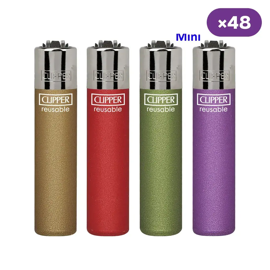 Selección de encendedores Mini Clipper con acabado metálico dorado, rojo, verde y violeta, junto al distintivo de 48 unidades.