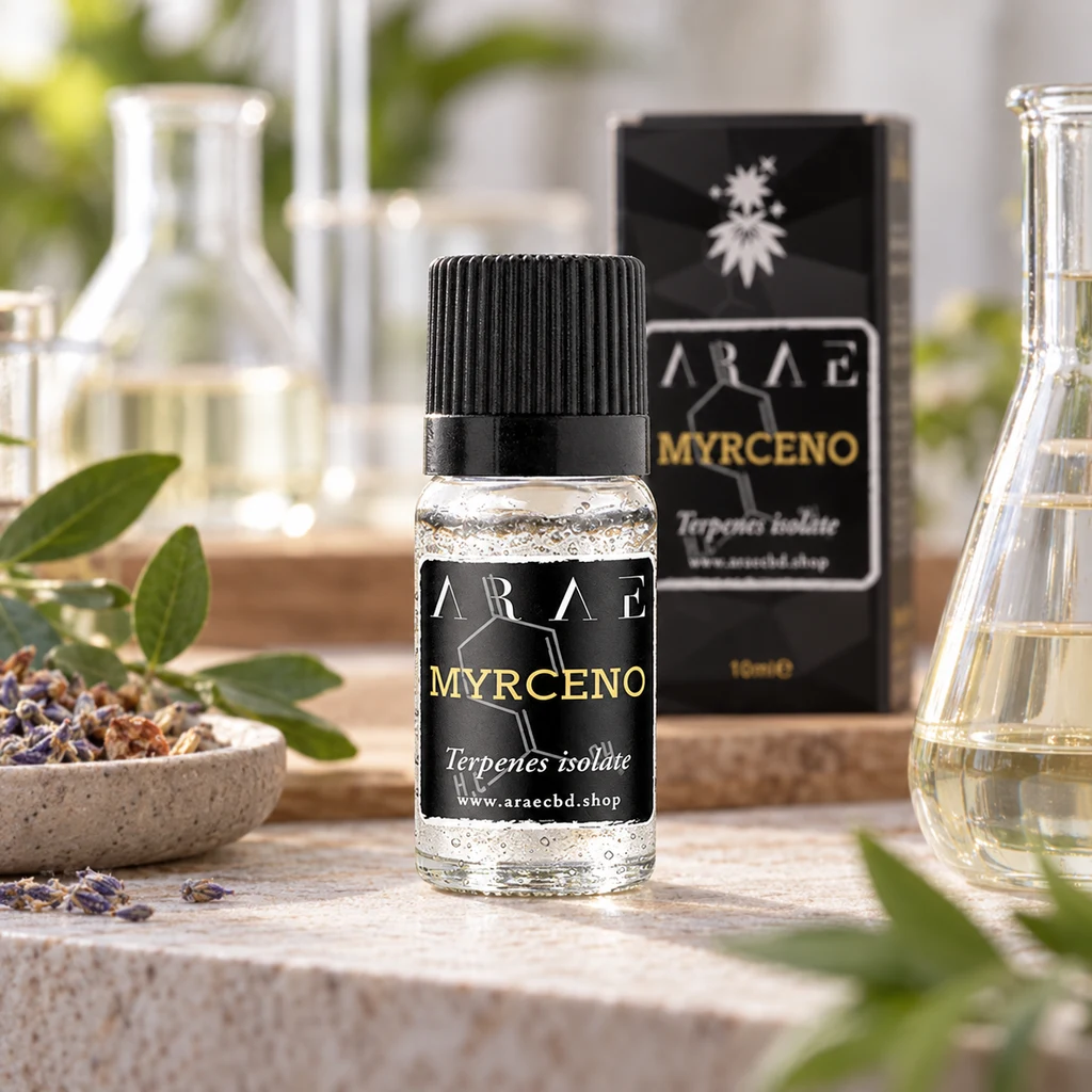 Escena generada de un frasco rotulado Myrceno con tapón negro, delante de su caja y rodeado de recipientes de vidrio y plantas.