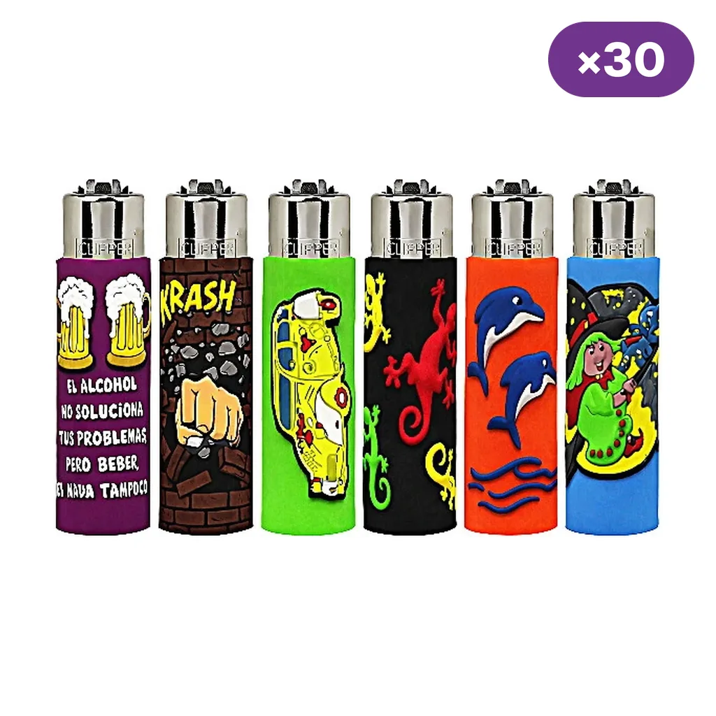 Selección de seis encendedores Clipper con fundas de distintos colores y dibujos de cervezas, puño, coche, lagartos, delfines y bruja; rótulo «×30».